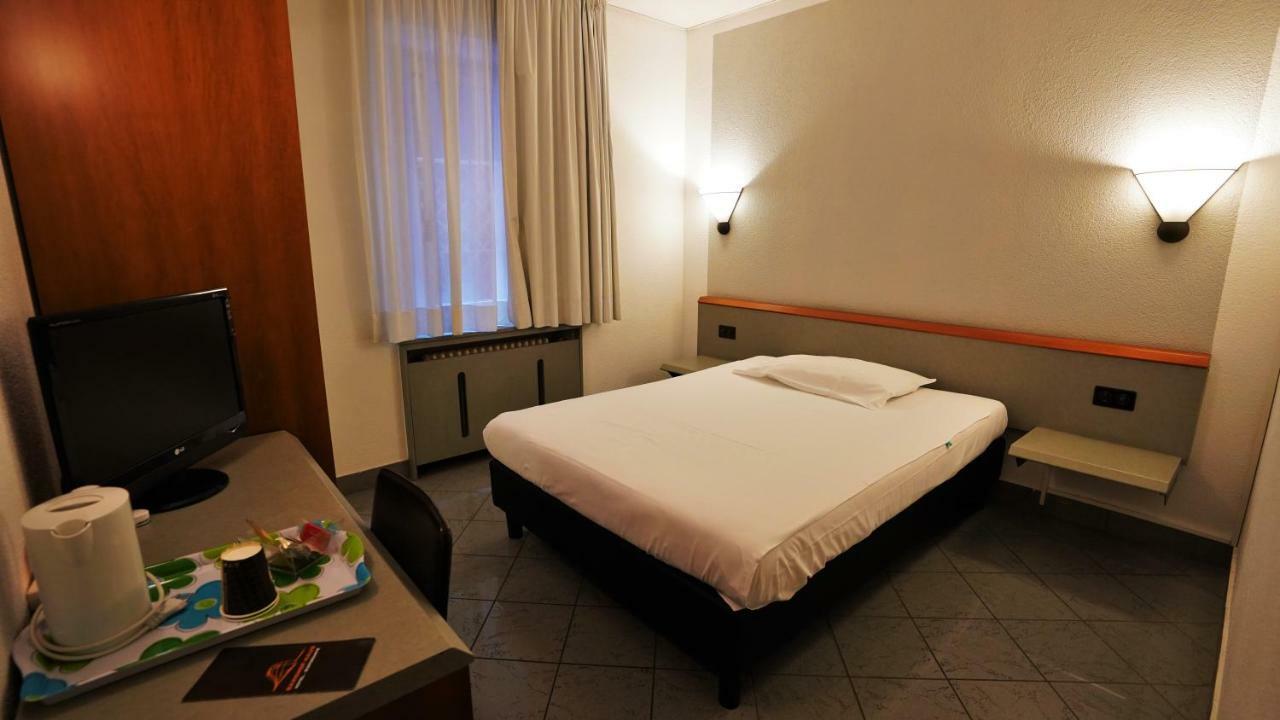Hotel Bahnhof Haus Chiasso Exterior foto